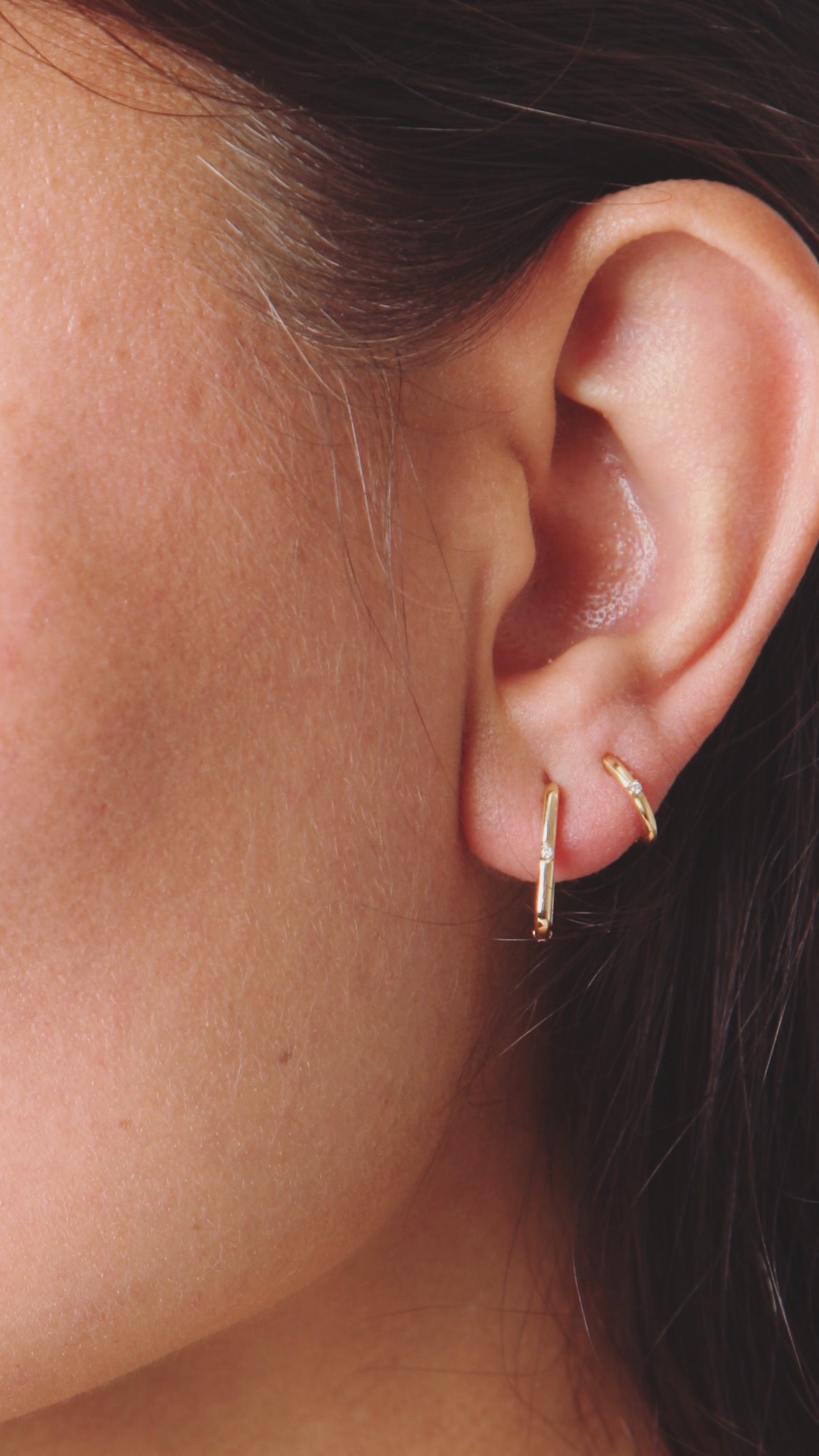 Geelgouden oorringen 10 mm buitendiameter en diamant 0,01 Cts. HSI2