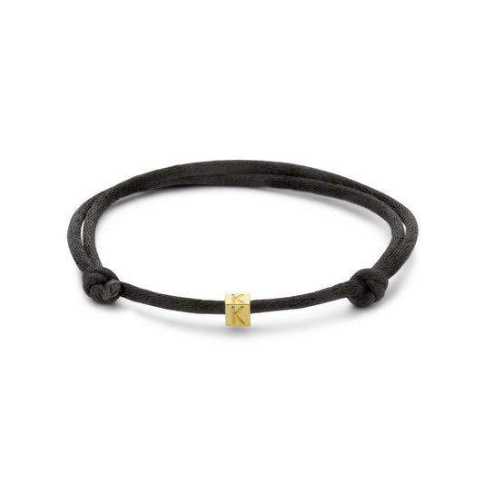 Satijnen Armband met 14 Karaat Letter Kubus K 4mm - K - One Size - 16 tot 26cm - 2mm Dikte - Zwart - Goud.