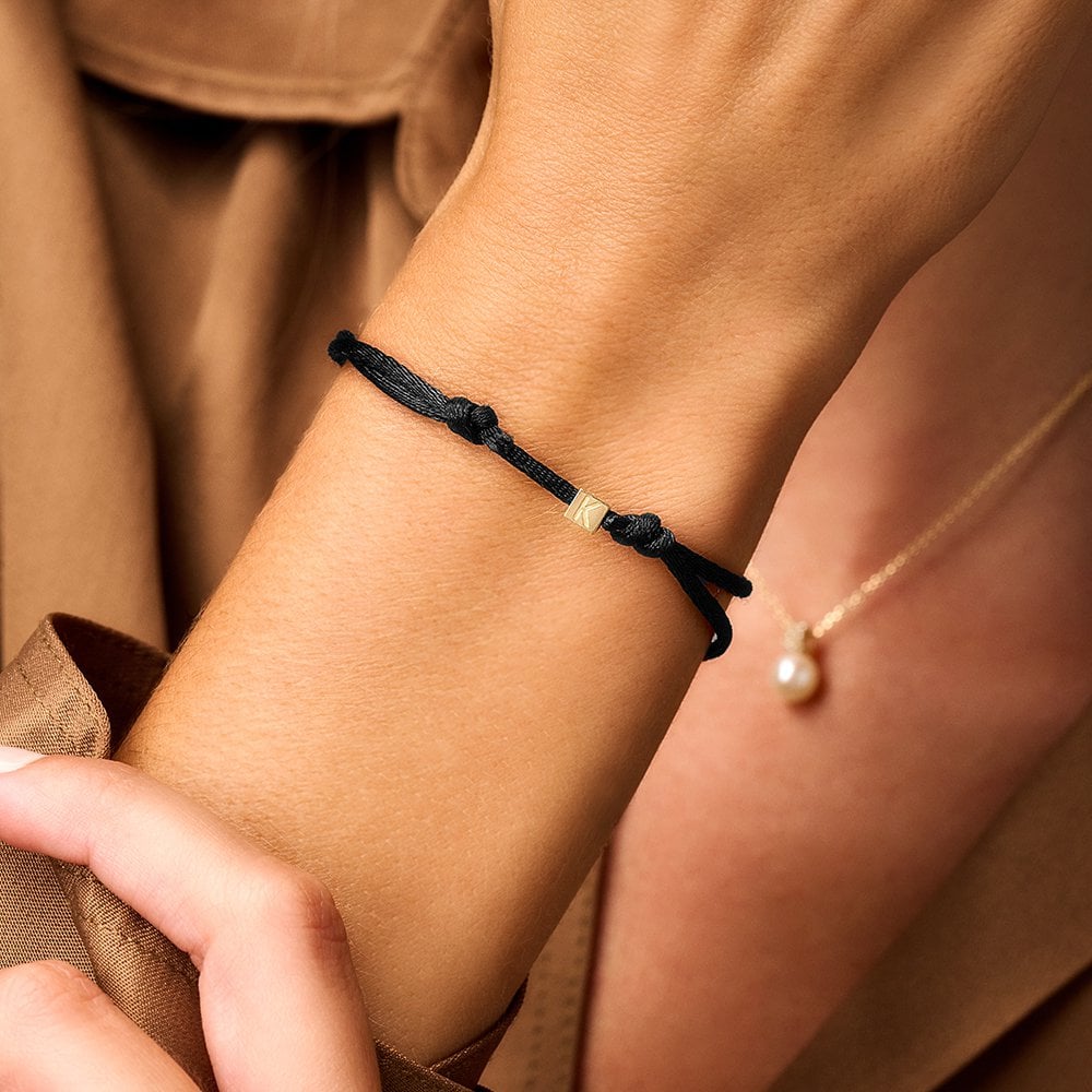 Satijnen Armband met 14 Karaat Letter Kubus K 4mm - K - One Size - 16 tot 26cm - 2mm Dikte - Zwart - Goud.